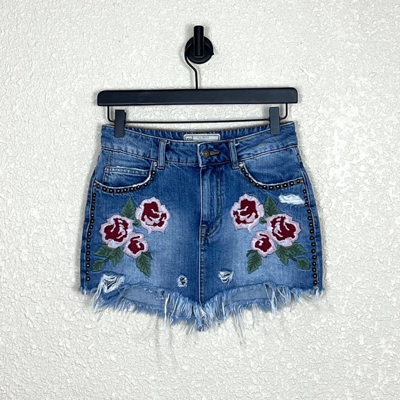 Free People Wild Rose Jean Skirt Size 2 Blue Embroidered Fray Hem Mini Floral - Picture 4 of 15